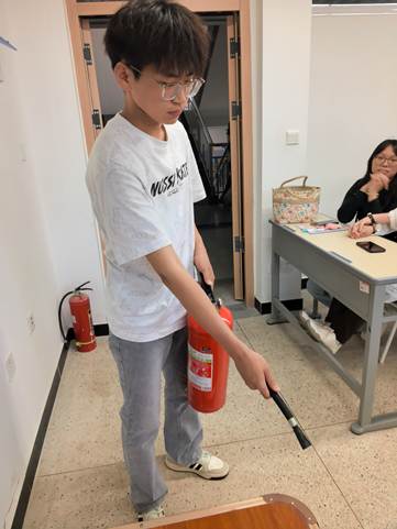 消防演练培训照片-学生练习
